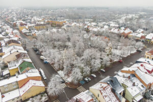 Zdjęcie rynku wykonane z drona. Domy i drzewa przyprószone sniegiem