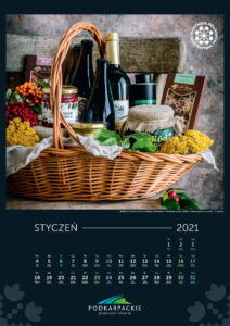 Zdjęcie kalendarza planszowego. Główna częścią jest wiklinowy kosz z butelkami, słoikami i suszonymi kwiatami. Kalendarium z miesiąca stycznia 2021 r.