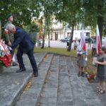 Burmistrz Gminy i Miasta Rudnik nad Sname składa wieniec pod pomnikiem w centrum miasta, Sekretarz Lucyna Zygmunt razem z Dyrektor ZEAS składają znicze