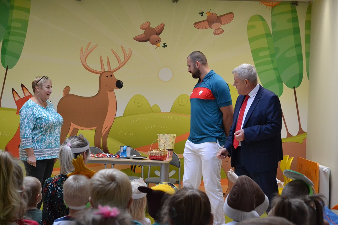 Olimpijczyk Bartłomiej Stój razem z Burmistrzem Waldemarem Grochowskim w przedszkolu