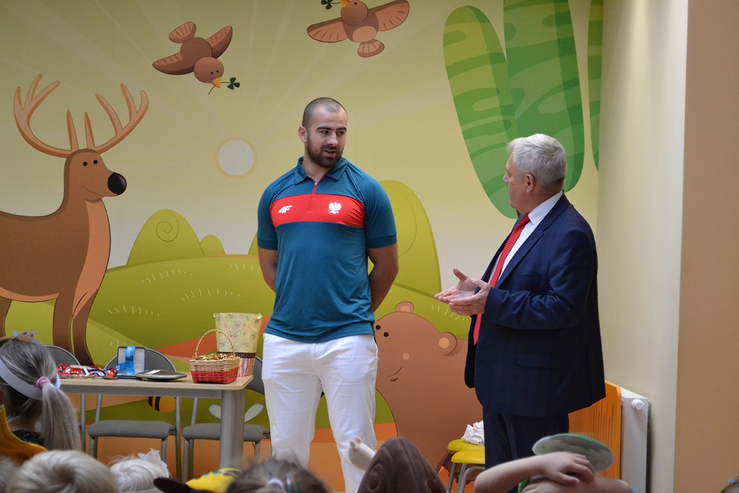 Olimpijczyk Bartłomiej Stój razem z Burmistrzem Waldemarem Grochowskim w przedszkolu